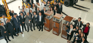 Mr. Sankil Lee y Mr. Soon Tal Kim, representantes de Hyundai Construction Equipment junato al personasl de Fatosla en la ciudad de Quito.